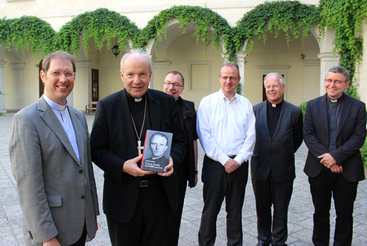Kardinal Schönborn wurde das jüngst erschienene Buch „Franz Stock- Menschlichkeit über Grenzen hinweg“ überreicht.