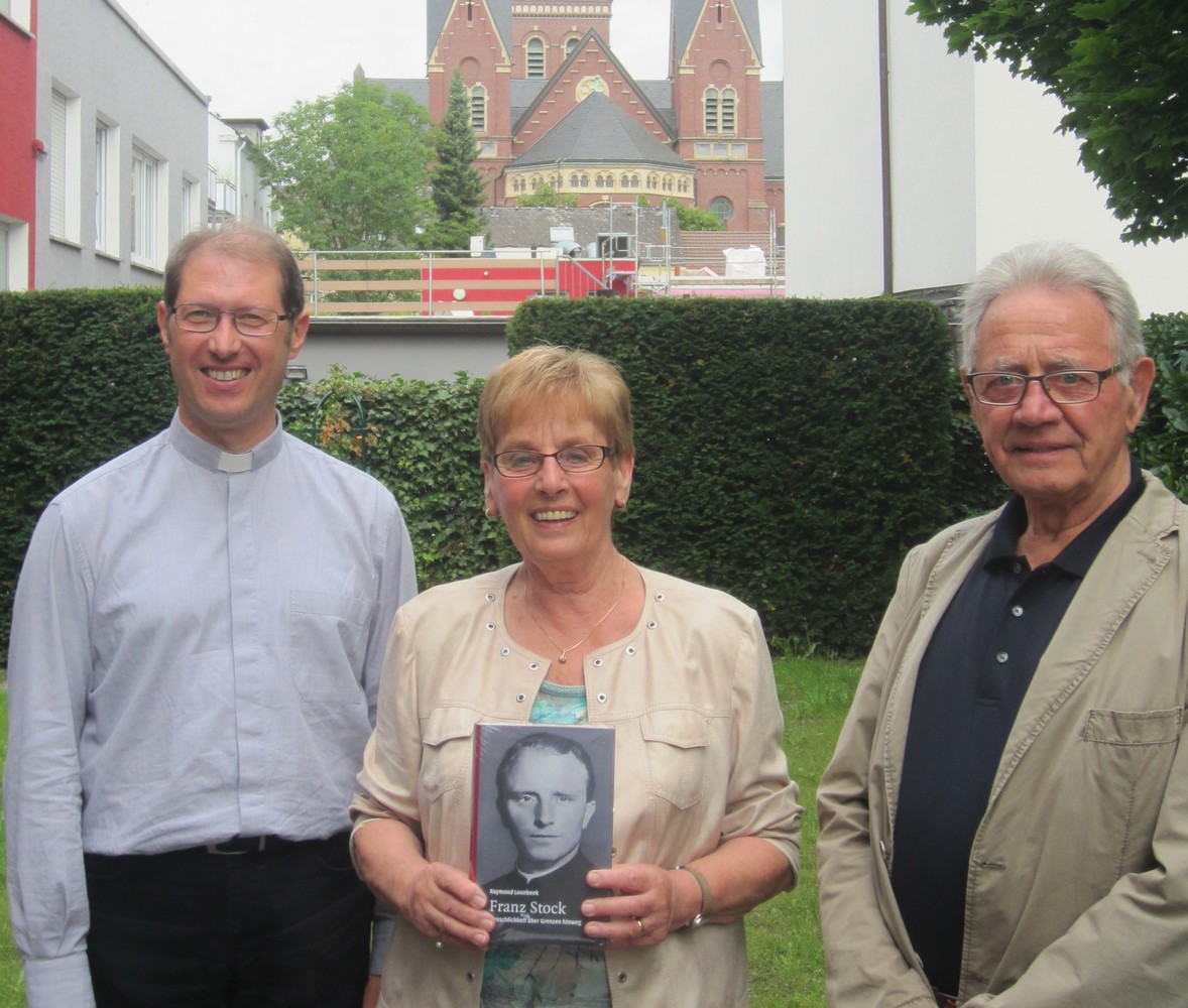 Pfarrer Stephan Jung und das Ehepaar Karin und Herbert van Raay