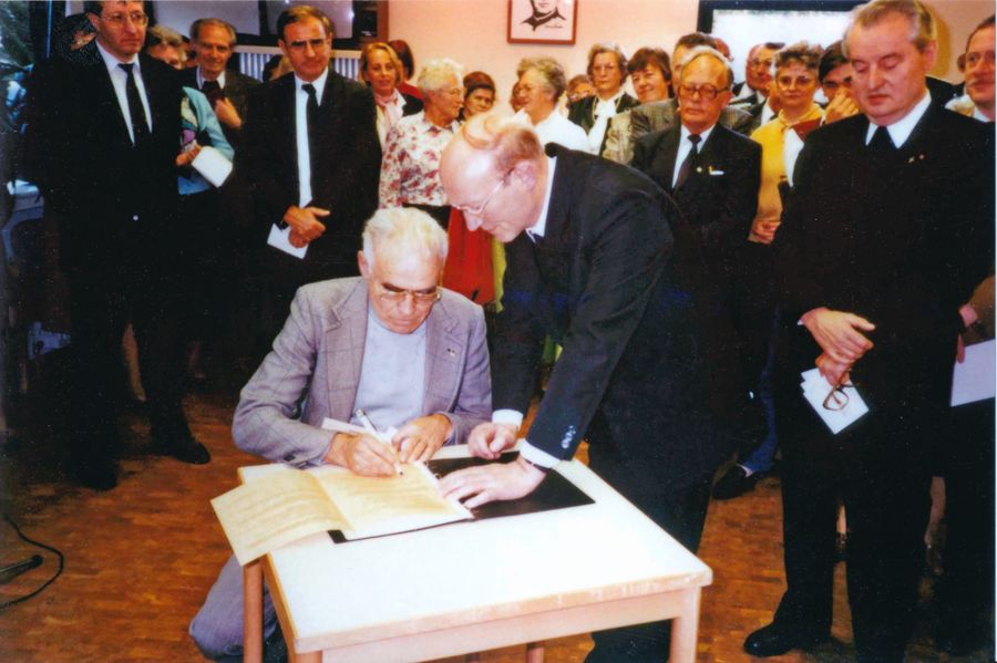 Père Yves Piton und Pfarrer Franz Schnütgen, Unterzeichnung der Partnerschaftsurkunde,  Nov 1990