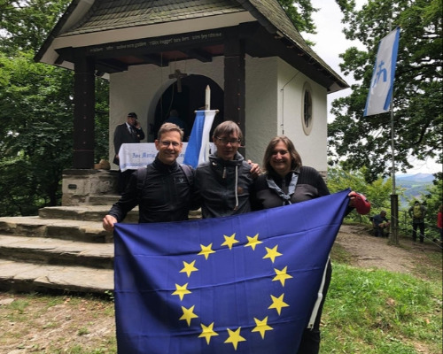 Teilnehmer vor der Borbergkapelle, 2025