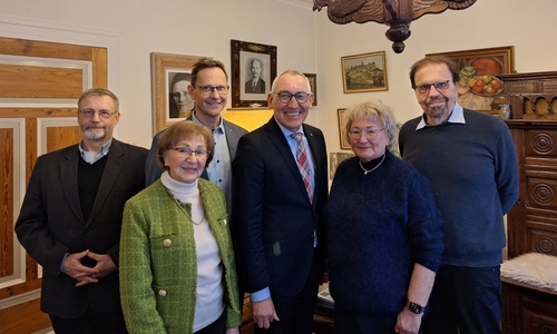 Regierungspräsident Böckelühr (Bildmitte) zu Gast im Elternhaus Stock