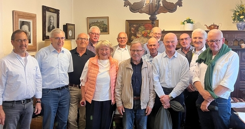 Besuchergruppe im Elternhaus Stock, Jubiäumstreffen ehem. Abiturienten