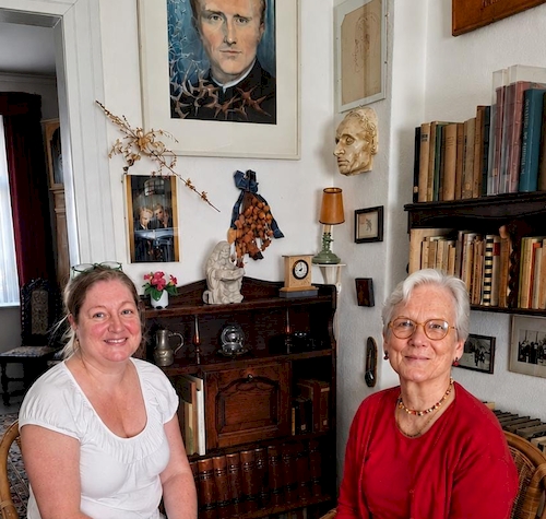 Besucher im Elternhaus Stock: Mme. Falconnet und ihre Tochter 