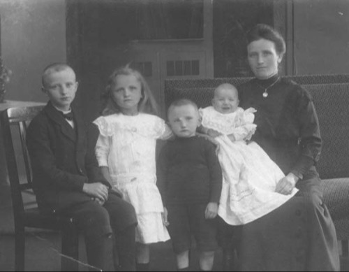 Das Foto zeigt Franz Stock ganz links mit seiner Mutter und  Geschwistern. 