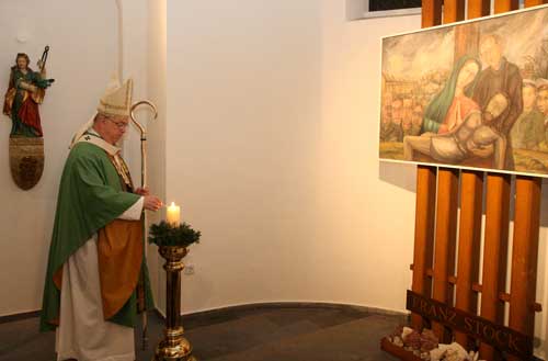 Mgr. Hans Josef Becker a allumé un cierge dans une chapelle de l’église paroissiale St. Jean-Baptiste de Neheim. Dans cette chapelle se trouve un tableau peint par Franz Stock lui-même qui rappelle le Séminaire des Barbelés.