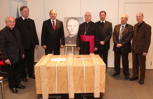 In total 16,180 pages were compiled during the Diocesan Informative Process for the Beatification of Franz Stock and were then sent to Rome. From left to Right: Prelate Franz Hochstein, Msg. Rüdiger Althaus, Dr. Andrea Ambrosi (Rome), Archbishop Hans-Josef Becker, Rev. Stephan Jung (Neheim – Chairman of the Franz-Stock Committee Germany), Jean Peynichou (President of the Franz-Stock Committee France), Fr. Heinz-Meinolf Stamm OFM.