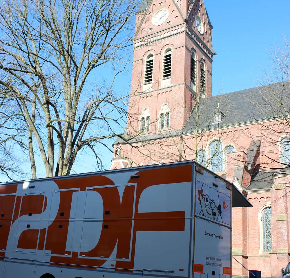 Foto ZDF-Fahrzeug vor der St. Johannes Kirche