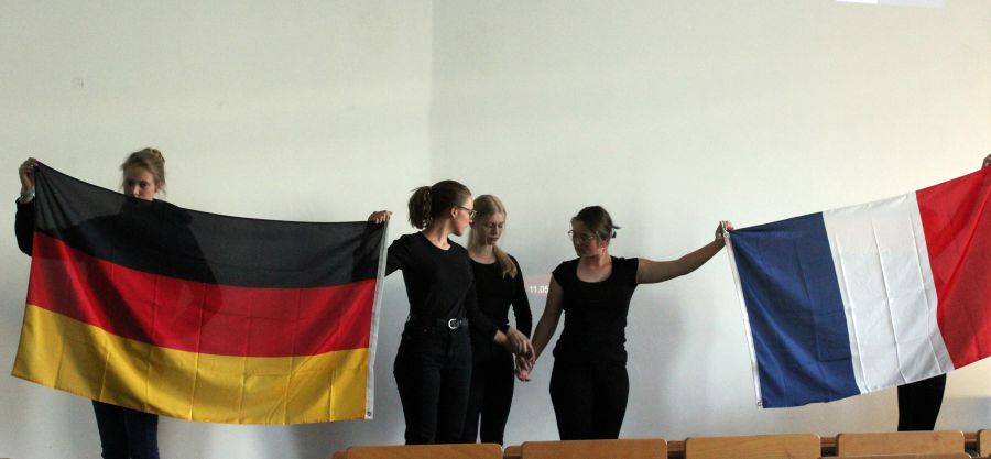 Schülerinnen aus der Theater-AG des St. Ursula-Gymnasiums in Arnsberg-Neheim leiteten den Vortrag mit pantomimischen Szenen aus dem Leben Franz Stocks ein