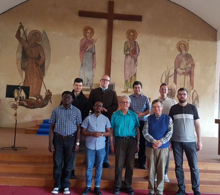 2022 06 123 Père Müller et des séminarsites 10 juin 2022 copie