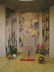 Grabmal mit Loire-Mosaik