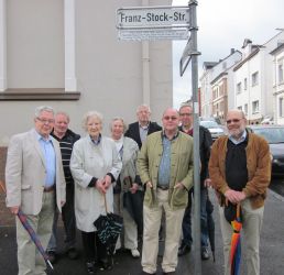 Theresia Stock und Vorstandsmitglieder des Franz-Stock-Komitees und Heimatbundes