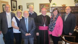 Weihbischof Hubert Berenbrinker, Josef M&uuml;ndelein (Dekanatsreferent) und der gesch&auml;ftsf&uuml;hrende Vorstand des Komitees (Frank Trompeter, Margreth Dennemark, Karl-Heinz Sendt, Rosemarie Goldner, Thomas Bertram, v.l)