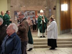 In der Kirche Saint-Jean Baptiste in Chartres-Rechèvres fand Abbé Franz Stock 1963 nach der Umbettung seines Leichnams seine letzte Ruhestätte. Hier wurde ein feierliches Wallfahrtshochamt mit Bischof Msgr. Michel Pansard (Chartres) gefeiert. Die Musikgruppen der Gemeinde gestalteten die Liturgie musikalisch mit der „Messe des Friedens“ von Reimund Hess. Auch die französischen Gottesdienstbesucher waren davon sehr begeistert.