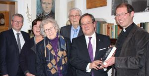 Ministerpräsident Armin Laschet besuchte am Freitag, 19. Januar die Gedenk- und Begegnungsstätte im Elternhaus Franz Stock. Neben dem Vorsitzenden des Komitees, Pfarrer Stephan Jung, wurde er von den Zeitzeugen Theresia Stock (jüngste Schwester Stocks) und Dieter Lanz (einst Seminarist im Stacheldrahtseminar von Chartres) begrüßt. 