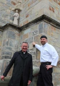 Freuen sich über den „Neuzugang“ am Hohen Dom (v.l.): Dompropst Monsignore Joachim Göbel und Bildhauer Michael Diwo vor der Statue von Abbé Franz Stock.
