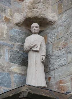 Die neue Skulptur von Abbé Franz Stock steh in einer von bisher zwei unbesetzten Figurennischen am Aufgang zur Sakristei. Foto: pdp/Maria Aßhauer