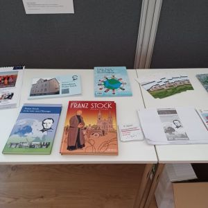 Bücherauswahl im Memobus / VDFG