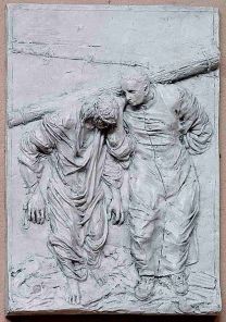 Une station du chemin de croix de Bert Gerresheim dans l’église du Saint-Esprit de Bielefeld où Simon de Cyrène a les traits de Franz Stock.