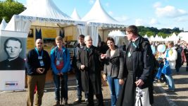 Weihbischof König (Paderborn) mit Standbesuchern und Mitgliedern des Komitees